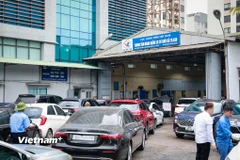 Phương tiện xếp hàng chờ đến lượt vào đăng kiểm tại Hà Nội. (Ảnh: Hoài Nam/Vietnam+)