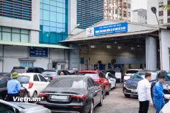 Phương tiện xếp hàng chờ đến lượt vào đăng kiểm tại Hà Nội. (Ảnh: Hoài Nam/Vietnam+)