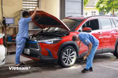 Nhân viên đăng kiểm thực hiện quy trình kiểm định xe cơ giới. (Ảnh: Hoài Nam/Vietnam+)