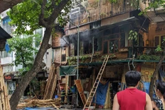 Lực lượng chức năng nhanh chóng dập tắt đám cháy trên phố Hàng Vải (Hoàn Kiếm, Hà Nội). (Ảnh: PV/Vietnam+)