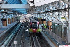 Người dân xếp hàng trải nghiệm tàu điện Nhổn-Ga Hà Nội trong ngày đầu vận hành