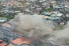 Khói bốc lên ngùn ngụt từ vụ hỏa hoạn (Đống Đa, Hà Nội). (Ảnh: PV/Vietnam+)