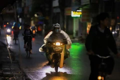 Người dân chật vật di chuyển trong mưa rét ngày đầu tuần, nhiều đường tắc cục bộ