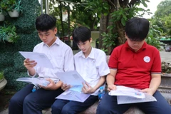 Các sỹ tử Thủ đô bước vào bài thi đầu tiên, môn Ngữ văn, theo hình thức thi tự luận. (Ảnh: PV/Vietnam+)