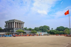 Đoàn người nối dài vào Lăng viếng Bác (Ảnh: Hoài Nam/Vietnam+)