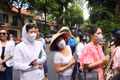 Phụ huynh 'nín thở' chờ tin con trong ngày thi tốt nghiệp THPT thứ hai