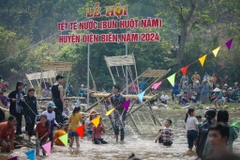 Người dân hòa trong không khí vui tươi của Tết Té nước. (Ảnh: Hoài Nam/Vietnam+)