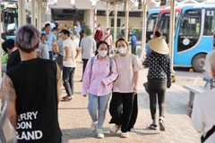 Người dân hối hả rời Thủ đô, về quê sớm dịp nghỉ lễ 30/4-1/5