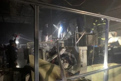 Lực lượng Cảnh sát phòng cháy, chữa cháy và cứu nạn, cứu hộ tổ chức triển khai khống chế và dập tắt đám cháy. (Ảnh: Công an thành phố Hà Nội)