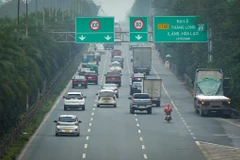 Hà Nội: Hàng loạt xe máy bất chấp nguy hiểm lao vào cao tốc đại lộ Thăng Long