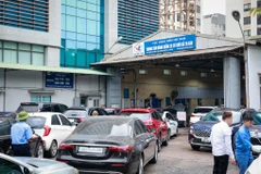 Phương tiện xếp hàng dài chờ đến lượt vào đăng kiểm tại Hà Nội. (Ảnh: Hoài Nam/Vietnam+)