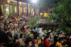 Hà Nội: Người dân ngồi kín sân chùa Phúc Khánh trong lễ Vu Lan báo hiếu