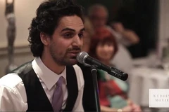 Cả đám cưới rơi lệ khi nghe phù rể hát mừng tân lang tân nương