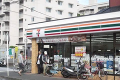 Nữ nhân viên bán hàng "sốc" vì sự lịch thiệp của khách hàng