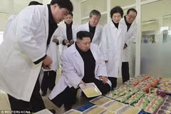 [Photo] Ông Kim Jong Un thị sát tại nhà máy sản xuất thực phẩm
