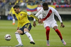 Falcao ôm mặt ăn vạ thô thiển khi bị đối phương... sờ ngực