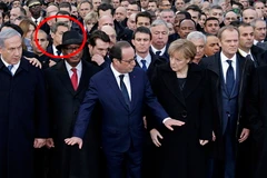 Cựu tổng thống Pháp bị chế ảnh vì cố len lên đầu đoàn tuần hành