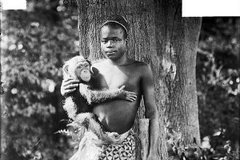 Ota Benga phải sống cùng đười ươi. (Nguồn: Daily Mail)