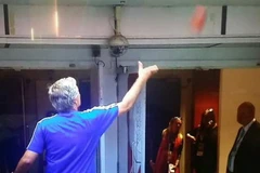 HLV Mourinho ném huy chương lên khán đài. (Nguồn: Twitter)