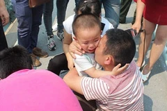 Người cha bỏ ý định tự tử vì tiếng kêu xé lòng của cậu con trai