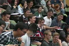 Âm thanh từ bộ phim khiến các sinh viên khác phì cười, trong khi khổ chủ vẫn không hay biết dây cắm tai nghe của mình đã bị tuột. (Nguồn: Daily Mail)