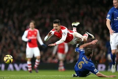 Arsenal trả giá đắt sau chiến thắng nhọc nhằn trước Leicester