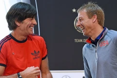 Hai vị huấn luyện viên thoải mái trước trận giao hữu. (Nguồn: dfb.de)