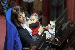 Nữ nghị sĩ Victoria Donda Perez cho con bú trong phiên họp. (Nguồn: Daily Mail)