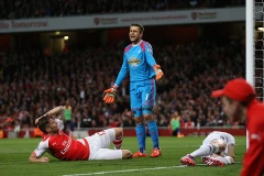 Arsenal gục ngã ngay tại Emirates, giấc mơ á quân lung lay