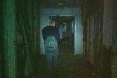 Cư dân mạng dậy sóng vì bức ảnh bóng ma bác sỹ ở bệnh viện hoang