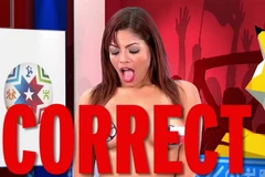 Nữ MC khỏa thân dự đoán kết quả. (Nguồn: mirror)