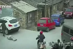 Trung Quốc: 23 người qua đường vô cảm khiến cụ già chết oan