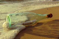 Lá thư trong chai được tìm thấy tại Baltiysk, Nga. (Nguồn: RT)