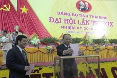 Các đại biểu bỏ phiếu bầu Ban Chấp hành Đảng bộ tỉnh Thái Bình. (Ảnh: Xuân Tiến/TTXVN)