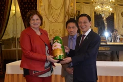 Chủ tịch Ủy ban Nhân dân Hà Nội Nguyễn Thế Thảo và Thị trưởng thành phố Geneva, bà Esther Alder. (Ảnh: Tố Uyên/TTXVN)