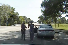 Cảnh sát chĩa súng bắt Sandra Bland rời khỏi xe. (Nguồn: YouTube)