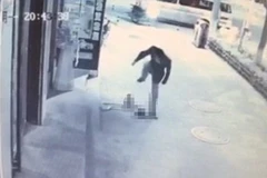 Phẫn nộ trước hình ảnh bé trai 3 tuổi liên tiếp bị giẫm đạp vào người