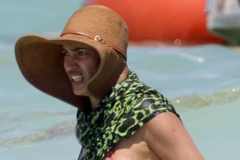 Bồ cũ của Cristiano Ronaldo nhăn nhó khi diện bikini bé xíu