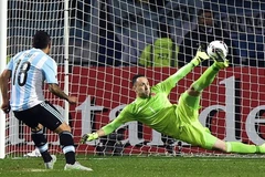 Carlos Tevez sút luân lưu quyết định đưa Argentina vào bán kết Copa America. (Nguồn: DM)