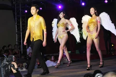 Choáng ngợp trang phục bằng vàng thật tại triển lãm ở Trung Quốc