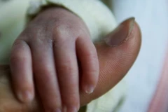 Ngỡ ngàng bà mẹ sinh con trong quán net rồi tiếp tục lướt mạng