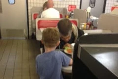 Cảm động trước tình cảm của cậu bé 5 tuổi dành cho người vô gia cư