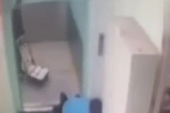 Một người trong thang máy tỏ ra vô cảm khi thấy cảnh hiếp dâm trong công ty. (Nguồn: Daily Mail)