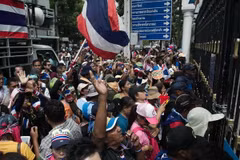 Dòng người biểu tình tập trung bên ngoài Bộ Tài chính ở Bangkok. (Nguồn: AFP/TTXVN)