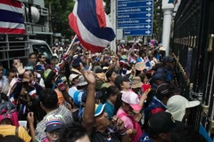 Dòng người biểu tình tập trung bên ngoài Bộ Tài chính ở Bangkok. (Nguồn: AFP/TTXVN)