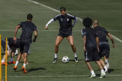 Cristiano Ronaldo khoe cơ bắp cuồn cuộn nghênh chiến Juventus