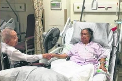 Cụ ông luôn đều đặn đến thăm và nắm tay vợ bên giường bệnh trong suốt 40 ngày cuối cùng của cuộc đời bà. (Nguồn: mypaper.sg)