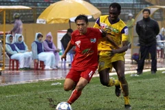 Cầu thủ của đội Thanh Hóa (áo đỏ) giờ thuộc quyền quản lý của Tập đoàn FLC. (Ảnh: Thanh Tùng/TTXVN)