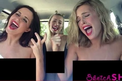 Sửng sốt với clip ngực trần trong xe ôtô của ba người mẫu