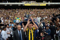 Robin van Persie ra mắt hoành tráng trong màu áo Fenerbahce